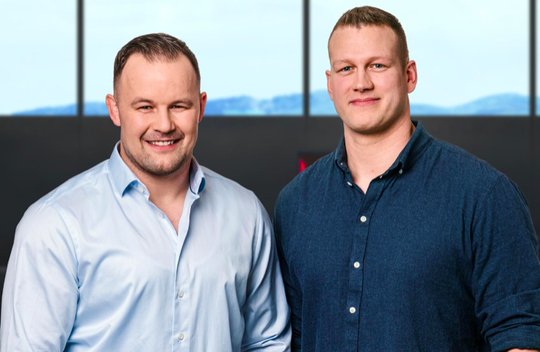 Christian Schuler und Pirmin Reichmuth erklären ab der neuen Schwingsaison das Gerangel im Sägemehl... (Bild: zVg / © SRF Gian Vaitl)