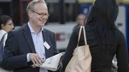 Eric Gujer verteilt die neue alte «NZZ».