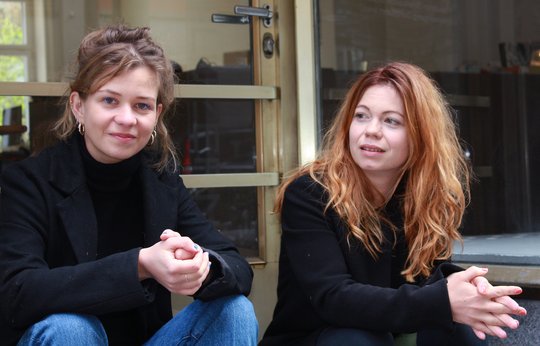 Robyn Muffler (l.) und Anja Nora Schulthess bringen ein journalistisches und kulturelles Netzwerk mit... (Bild: IG Kultur Luzern)