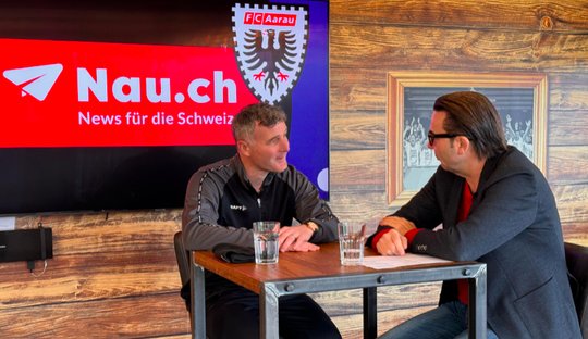 Aarau-Trainer Alex Frei (l.) plaudert bereits mit dem Fussball-Chefreporter Mischi Wettstein über den letzten Match... (Bild zVg)