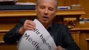 «Wir haben eine Medienkrise»: SP-Mann Ueli Schmezer packt sein Plakat aus... (Bild: Screenshot Klein Report)