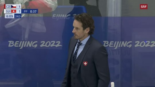 Wasser predigen und Wein trinken: Eishockey-Nationaltrainer Patrick Fischer...    (Bild: SRF-Screensh.)