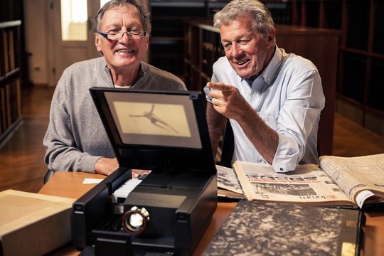 Bernhard Russi (r.) und Franz Klammer bei Dreharbeiten im Tiroler Landesmuseum Ferdinandeum in Innsbruck…             (Bild: SRF)