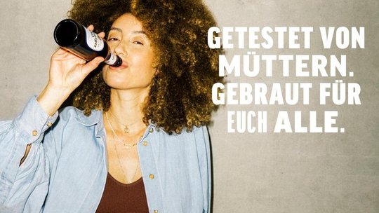 Stein des Anstosses: Die deutsche Biermarke Bitburger steht wegen dieser Werbung in der Kritik... (Bild: © bitburger.de)