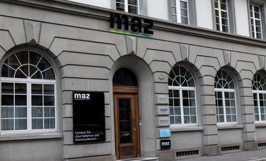  An der Murbacherstrasse 3 in Luzern: Das MAZ mit neuer «Byline» «Institut für Journalismus und Kommunikation» und dem Claim «Wir machen Medienmachende»...    (Bild zVg)