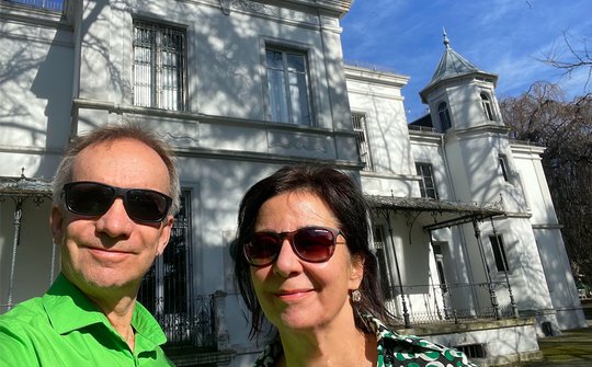 Schreib-Residenz: Der «literarische Allgemeinpraktiker» Michael van Orsouw und die Schauspielerin Judith Stadlin vor der Villa Jamm in Lahr... (Bild: zVg)