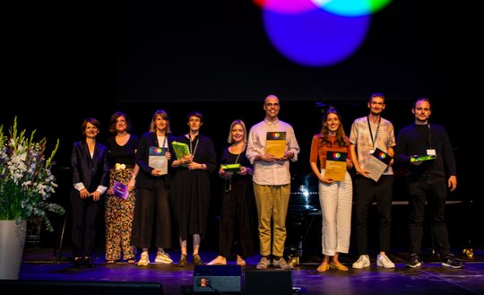 Gold gab es für das NZZ-Team mit Joana Kelén, Roland Shaw und Sven Titz für ihre visuelle Gestaltung des Artikels «Todesfallen aus Ziegelsteinen und Beton». (Bild zVg)