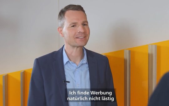 Oliver Egger, Geschäftsführer für den Medien- und Werbemarkt der Post, erklärt in einem Video die neuen Werbeangebote der Schweizerischen Post…           (Screenshot Post)