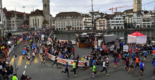 Sportlicher Event und ein Volksfest für 20'000 Laufbegeisterte...             (Bild: Silvesterlauf)