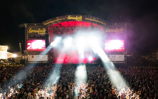 Auf dem Festivalgelände wird ein «Lidl Rock Market» zusammengeschraubt. (Bild Screenshot greenfieldfestival.ch)