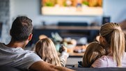 Nicht nur vernachlässigte Kids, auch die Erwachsenen: Im Durchschnitt sitzen die Menschen fast vier Stunden pro Tag vor dem Fernseher...    (Bild: RTL)