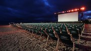 Im Freilicht-Kino an der Croisette können sich Filmprofis mit Touristen über die neusten Filme austauschen...            (Bild: Cannes Filmfestival)