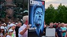 Er darf wieder publizieren: «Compact»-Chef Jürgen Elsässer, hier auf einer Demo 2022 mit einem Transparent gegen Wirtschaftsminister Robert Habeck... (Bild: Wikipedia)