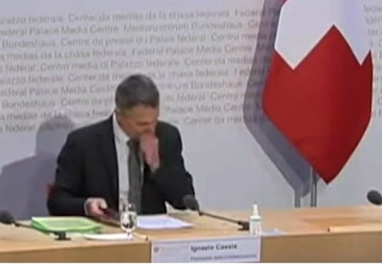 Eine Szene aus der Medienkonferenz, wo Cassis sich räuspert und an die Nase greift, geht inzwischen viral...          (Screenshot Medienkonferenz Bundesrat)