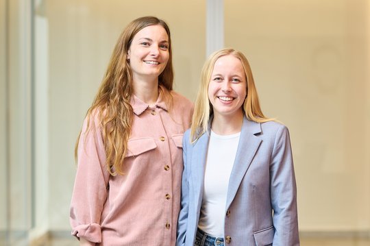 Unterstützen neu den Verein Qualität im Journalismus: Valeria Aiello (l.) und Charlotte Widmaier. (Bild: QuaJou/Anja Wurm)