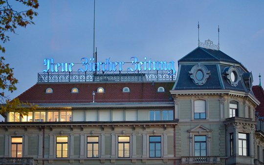 Die schlechte Performance an den Kapitalmärkten und der eingebrochene Ergenisanteil an CH Media halbierten das Unternehmensergebnis der NZZ. (Bild © NZZ)