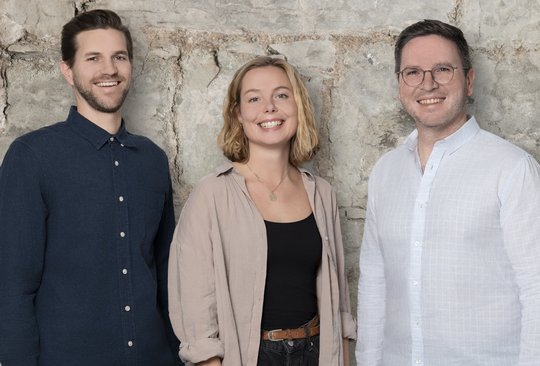 Julian Hens (l.), neu als Account Executive dabei, Britta Heitkamp übernimmt Marketing & Communications, sowie Customer Success Manager Tobias Keller...    (Bild: GoTom/zVg.)