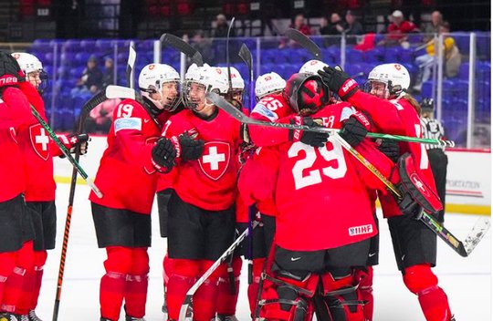 Frisch unterzeichnet: Der Sponsoring-Vertrag mit der Swiss Ice Hockey Federation läuft drei Jahre... (Bild: Screenshot SIHF/Instagram)