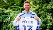Der ehemalige Stammspieler des FC Bayern München mit seinem neuen Leibchen der Vancouver Whitecaps... (Bild: zVg)