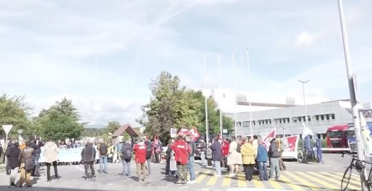 Protestaktion am Montagvormittag vor dem Druckzentrum in Lausanne... (Screenshot rts vom 30.09.2024)