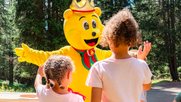 Das Maskottchen der Snack-Marke erwacht auf einem Waldspielplatz zum Leben... (Bild: zVg)