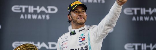 Lewis Hamilton: Sein Name gehört nicht ihm allein...    (Bild: Pirelli.com)