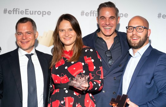 Das Gewinner-Quartett (v.l.): Nicolas Ziegler, Head of Markets, Brand and Events bei ABB, Daniela Lužanin, Head of the ABB Formula E partnership, Serviceplan-CEO Chrisitian Baertschi und Nicolas Gspan, Berater bei Serviceplan Suisse.