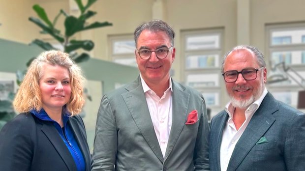 Die ZFF-Geschäftsleitung mit Festival-Direktorin Reta Guetg, CEO Christian Jungen und dem neuen Managing Director Mehmet Inan (v.l.)... (Bild: zVg)