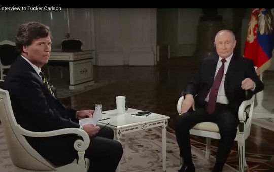 Der ehemalige Fox-News Moderator Tucker Carlson (links) baute «rhetorische Rampen» für den russischen Präsidenten Putin... (Bild: Screenshot Youtube)