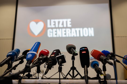 Medien und Öffentlichkeit: Ein Telefon der Pressestelle der «Letzten Generation» ist monatelang überwacht worden. Ein Eingriff in die Pressefreiheit, meint Reporter ohne Grenzen. Und erst noch völlig sinnlos…    (Bild: RSF)