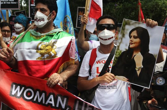 Weltweit gingen die Menschen in Solidarität mit den Protesten im Iran auf die Strassen, wie hier in Jakarta am 18. Oktober... (Bild: © picture alliance / AA / Eko Siswono Toyudho)