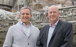 Robert Iger übergibt an Bob Chapek (v.l.)