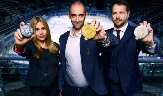 Sarah Schlagenhauf, Patrick Bloch, CEO Swiss Ice Hockey Federation, und Christian Brenner (r.) promoten den «Eisgenoss»-Puck…        (Bild: zVg)