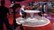 «SRF Sport Live»: WM-Studio, Fussball-WM Katar 2022. Moderator Paddy Kälin (r.) und die Experten Peter Knäbel und Mladen Petric…         (Bild: SRF/Gian Vaitl)