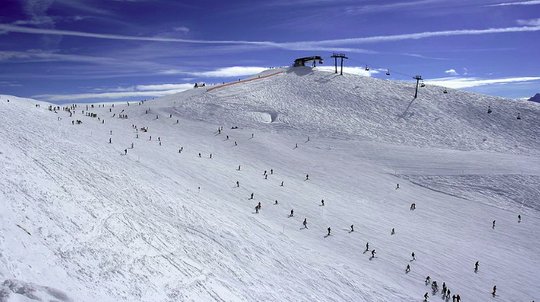 Fast alles fährt Ski...(Bild: Petr Novák, Wikipedia) 