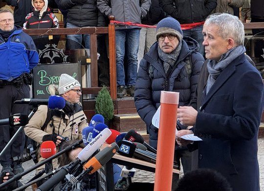 Am 3. Januar besuchte Bundesrat Beat Jans den Unglücksort in Crans-Montana und trat vor die Medien… (Bild: © Klein Report)