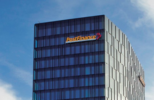 Neben den bis zu 141 Kündigungen spricht PostFinance von «bis zu 73 arbeitsvertraglichen Anpassungen»... (Bild: zVg / © PostFinance AG)