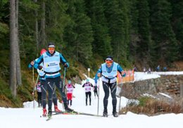 Schnee übersommert unter Sägemehl