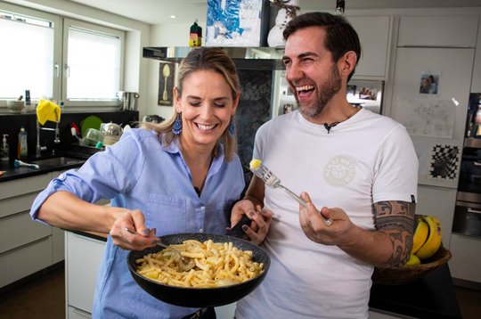 Die Paardynamik zwischen Manauel und Michèle Burkart beim Zubereiten von Älplermagronen... (Bild zVg)