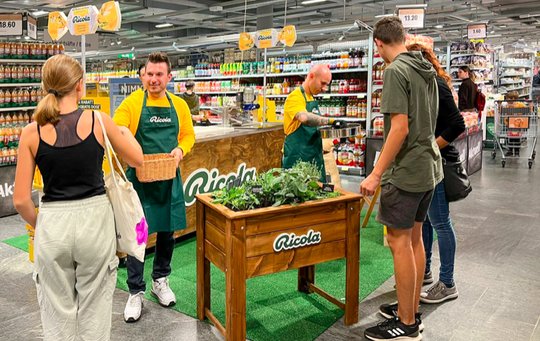 Im Coop standen die Bonbon-Köche und zeigten, wie es geht... (Bild zVg)