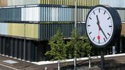 Die Uhr vor dem SBB-Hauptsitz in Bern Wankdorf zeigt noch fünf vor halb zwölf. Aber eigentlich ist es bereits fünf vor zwölf…          (Bild: SBB)