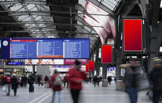 Eine der neuen Branding-Zonen: Die Querhalle am Kopfende der Perrons im Zürcher HB...