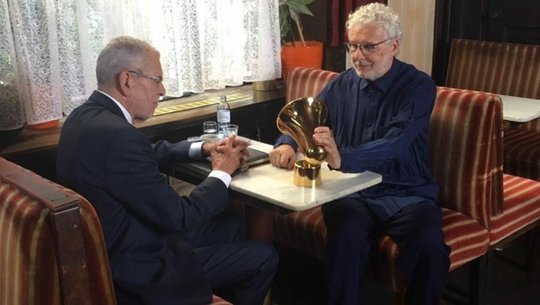 Bundespräsident Alexander Van der Bellen überreicht André Heller den Award im legendären Café Hawelka...(Bild: Amadeus Award)