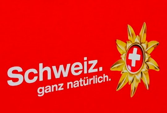 1995 wurde das legendäre Schweiz-Ferienlogo entwickelt, jetzt muss es einem digitaleren Branding weichen... (Bild © ST)