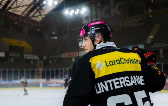 Die Eishockey-Partie gegen die ZSC Lions steht im Zeichen der Gleichstellung, dran glauben musste das PostFinance-Logo... (Bild: zVg)