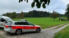 Verhältnisblödsinn im Dorfstreit: Die Polizei rückt am Donnerstagmorgen mit dem Streifenwagen an... (Bild: zVg)