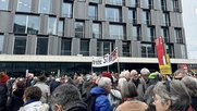 Demo gegen SRF-Abbaupläne am Samstag beim Meret Oppenheim Hochhaus in Basel, wo unter anderem die Abteilung Kultur ansässig ist… (Bild zVg)