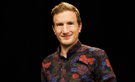 Beisst nicht: Stefan Büsser, der Gastgeber von «Late Night Switzerland»... (Bild: SRF)