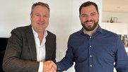 Andreas Messerli (l.) und Marc Hofstetter nach der Vertragsunterzeichnung…      (Bild: zVg)