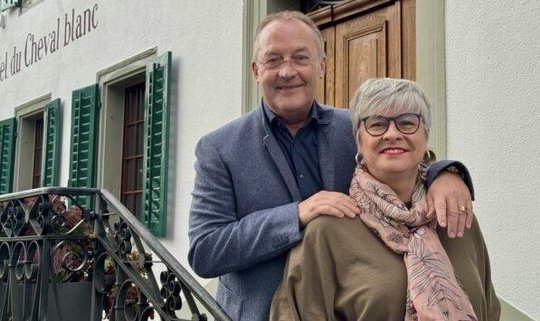  Fredy Bickel und Komikerin Regula Esposito alias Helga Schneider vor ihrer neuen Wirkungsstätte....   (Bild zVg)